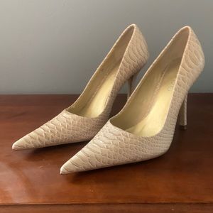 ALDO Guillemina GENUINE leather stilettos pumps. Embossed leather upper. Size 6.
